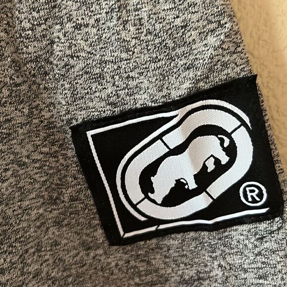 NEW Ecko Unlimited Mens Grey V Neck Tee - Picture 2 of 6